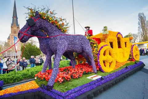 Illustration. Excursion en autobus. Parade de figures florales en Hollande. Автобусная экскурсия. Парад цветочных фигур в Голландии. source avatars.mds. 2023-04-23